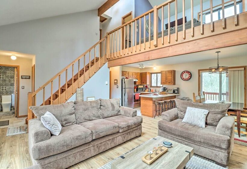 Private Spa, Fire Pit & Deck: Poconos Home!