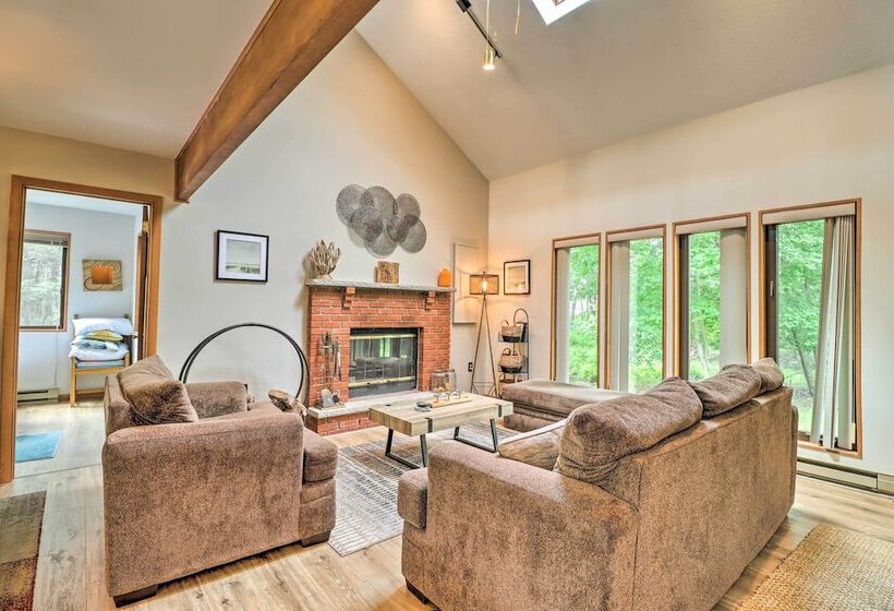 Private Spa, Fire Pit & Deck: Poconos Home!