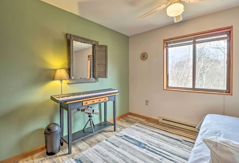 Private Spa, Fire Pit & Deck: Poconos Home!