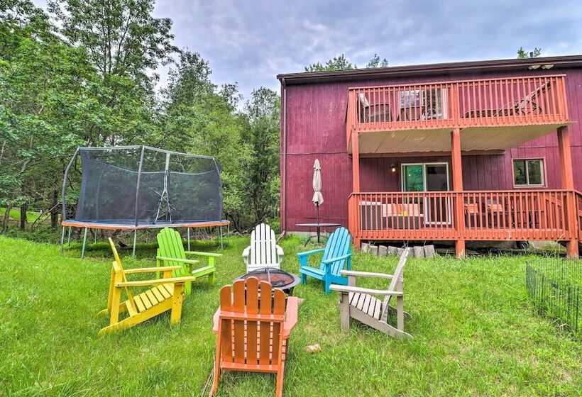 Private Spa, Fire Pit & Deck: Poconos Home!
