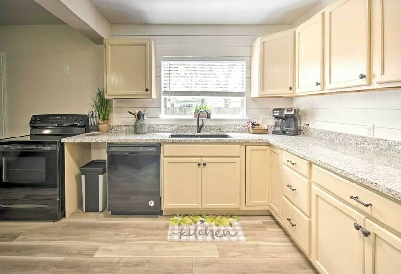 Relaxing Tomball Retreat: Walk To Main Street