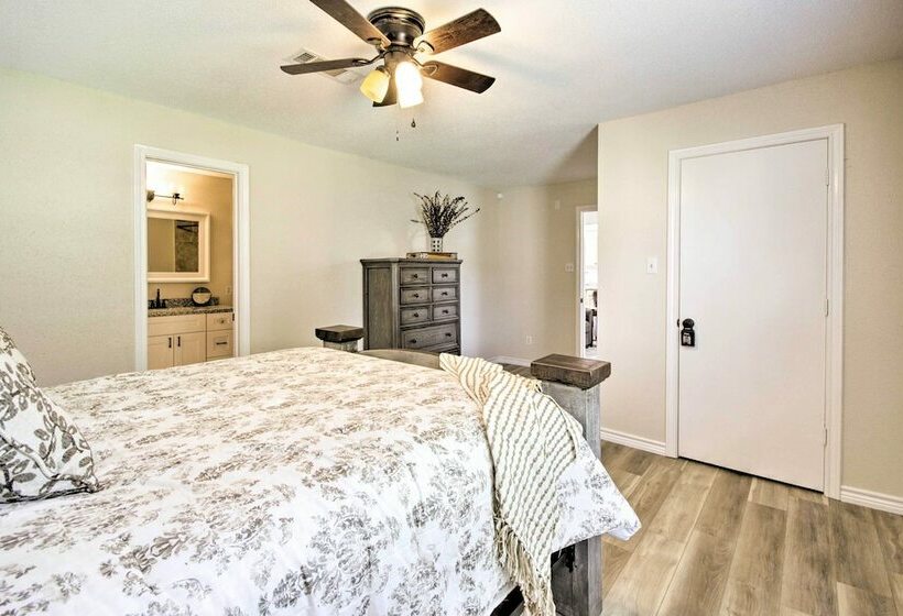 Relaxing Tomball Retreat: Walk To Main Street