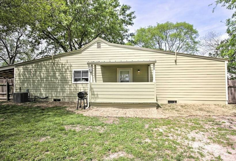 Relaxing Tomball Retreat: Walk To Main Street