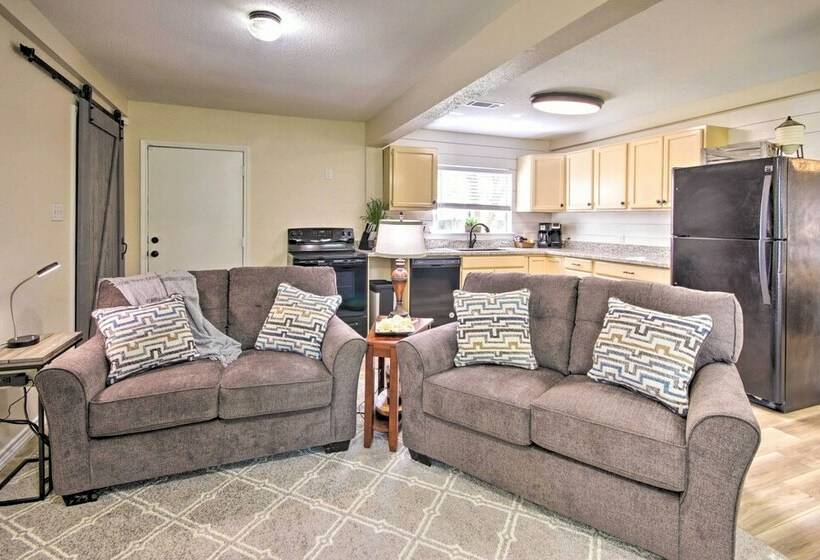 Relaxing Tomball Retreat: Walk To Main Street