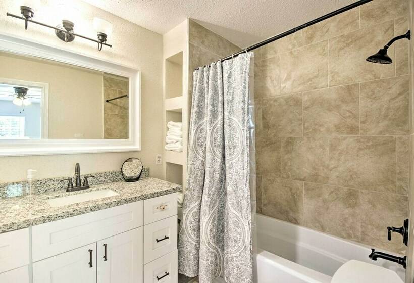 Relaxing Tomball Retreat: Walk To Main Street