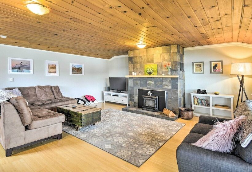 Renovated Kingston Home: Game Room & Deck!