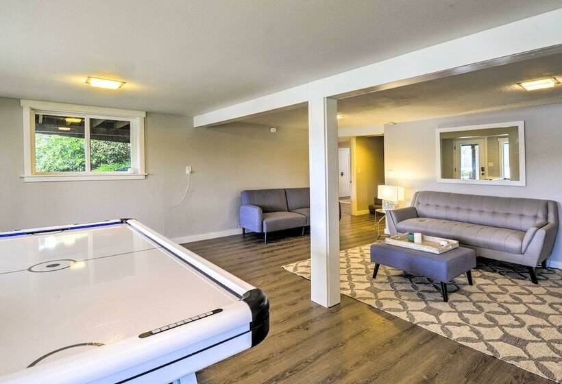 Renovated Kingston Home: Game Room & Deck!