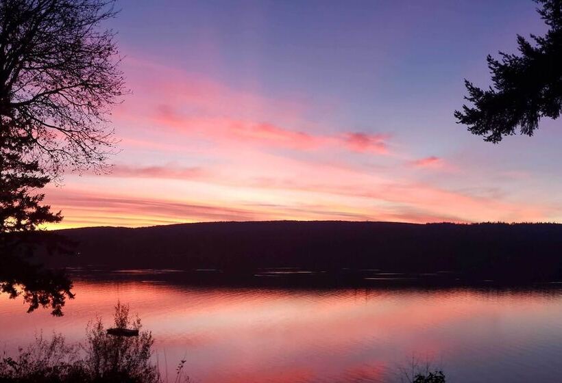 Renovated Kingston Home: Game Room & Deck!