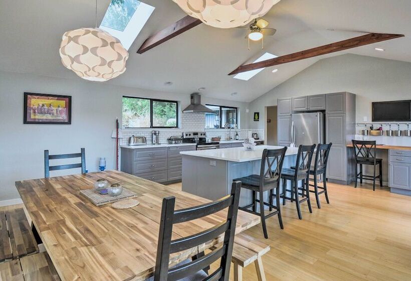 Renovated Kingston Home: Game Room & Deck!