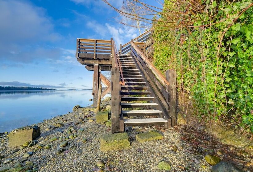 Renovated Kingston Home: Game Room & Deck!