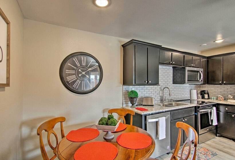 Renovated Modern Home W/ Patio, Walk To Texas Tech