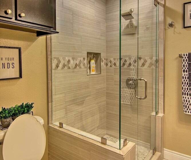 Renovated Modern Home W/ Patio, Walk To Texas Tech