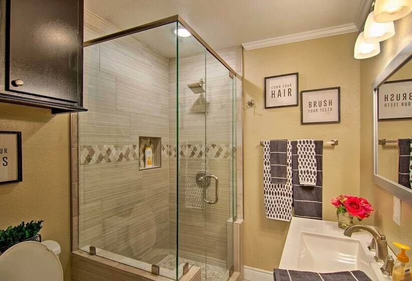 Renovated Modern Home W/ Patio, Walk To Texas Tech