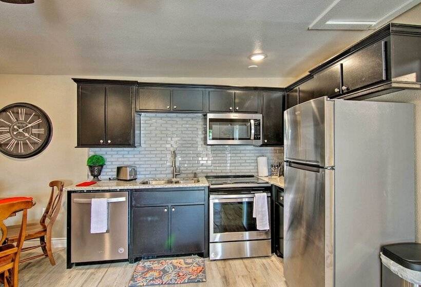 Renovated Modern Home W/ Patio, Walk To Texas Tech