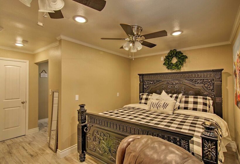 Renovated Modern Home W/ Patio, Walk To Texas Tech