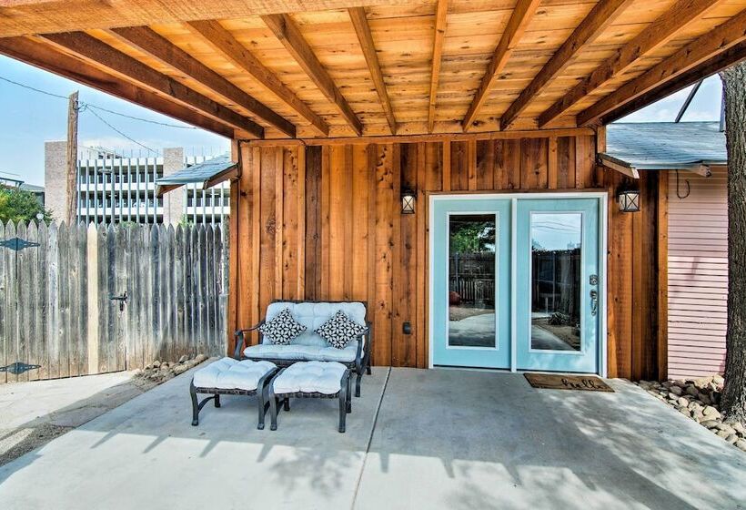 Renovated Modern Home W/ Patio, Walk To Texas Tech