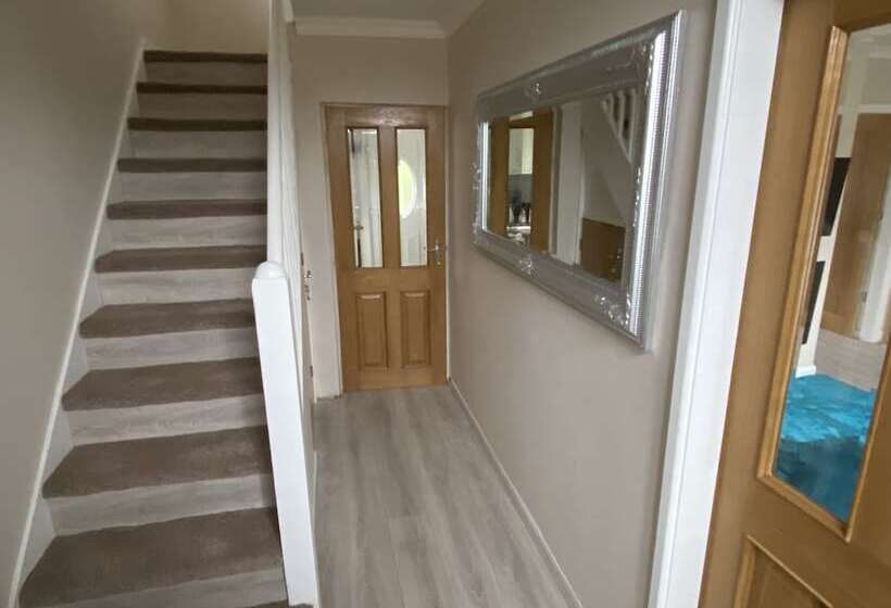 Резиденция Entire 3 Bedroom Home In Oldham   Guest House