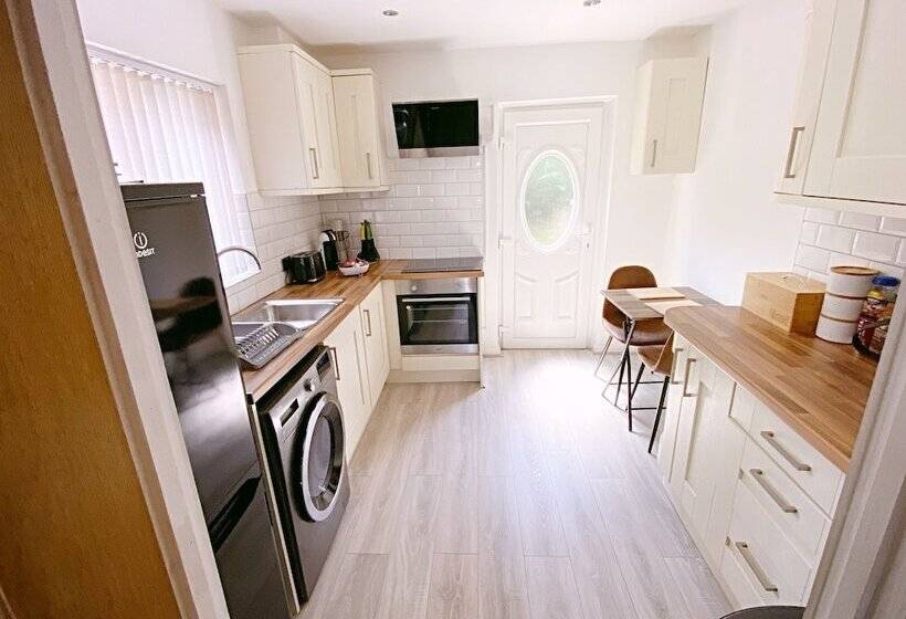 Резиденция Entire 3 Bedroom Home In Oldham   Guest House