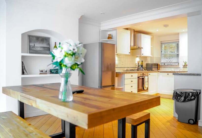 住所 Beautiful & Historic Victoria 3brs Retreat With Ac