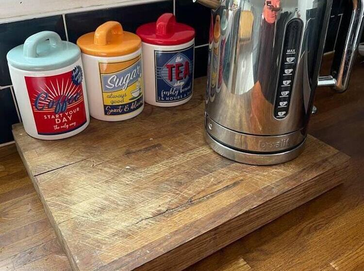 اقامتگاه 2 Bed House In Chesterfield Free Parking Garden