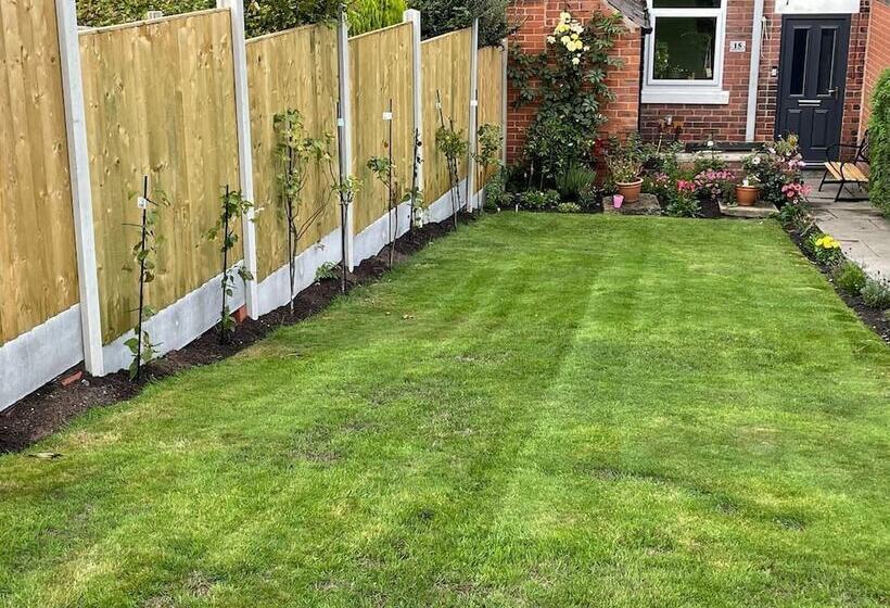 اقامتگاه 2 Bed House In Chesterfield Free Parking Garden