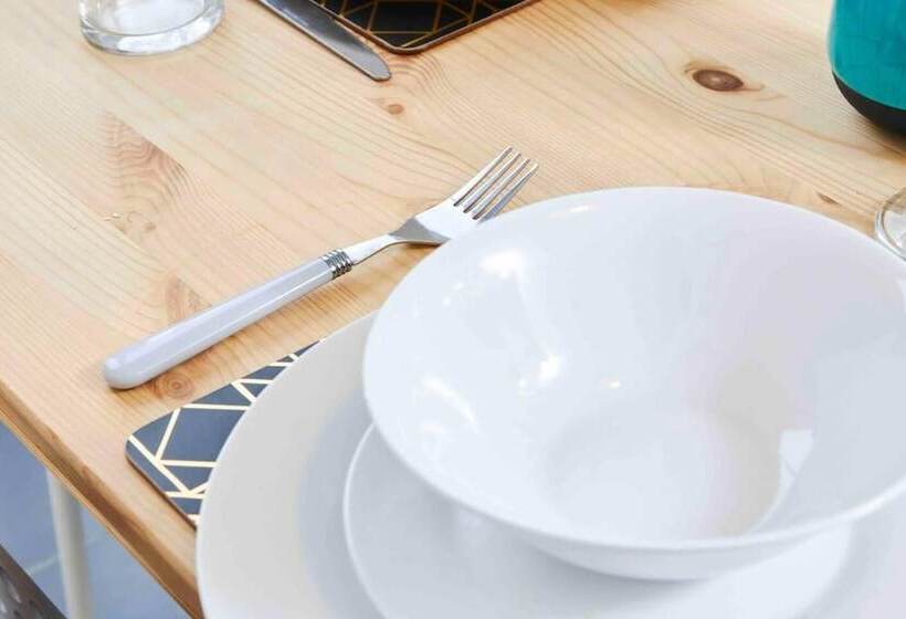 Резиденция Dellehomes Remarkable 4 Bed House In Manchester