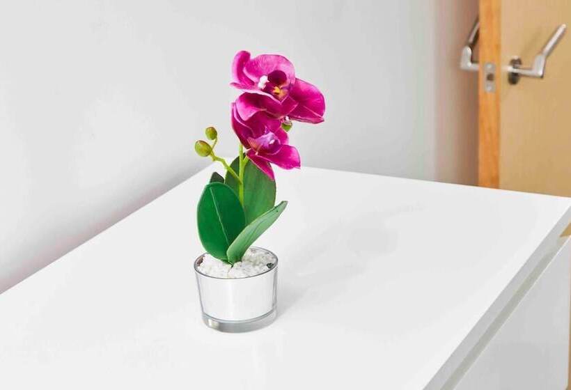 Резиденция Dellehomes Remarkable 4 Bed House In Manchester