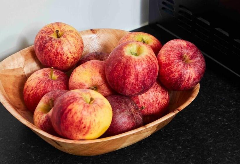 Резиденция Dellehomes Remarkable 4 Bed House In Manchester