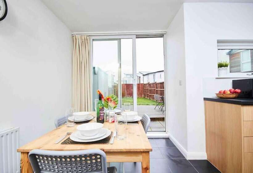 Резиденция Dellehomes Remarkable 4 Bed House In Manchester