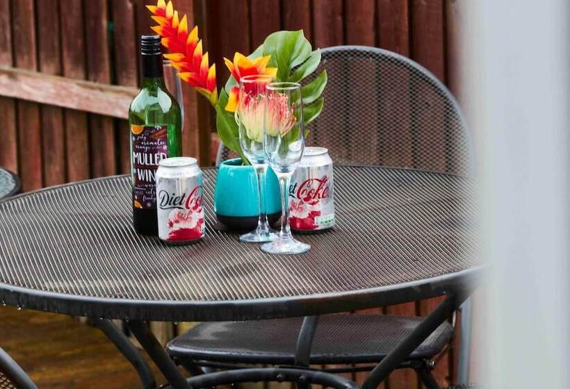 Резиденция Dellehomes Remarkable 4 Bed House In Manchester