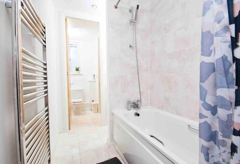 Резиденция Dellehomes Remarkable 4 Bed House In Manchester