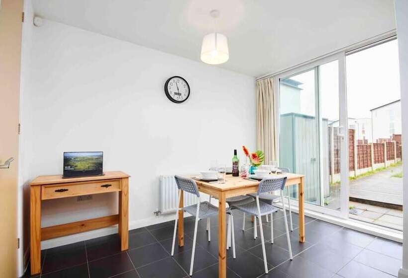 Резиденция Dellehomes Remarkable 4 Bed House In Manchester