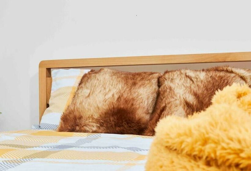 Резиденция Dellehomes Remarkable 4 Bed House In Manchester