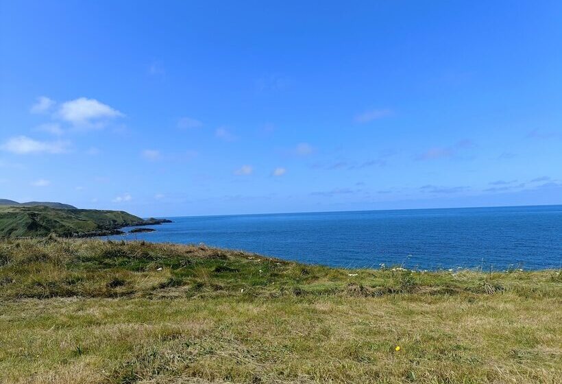 レジデンス Homely, 4 Bed House Close To Stunning Beach