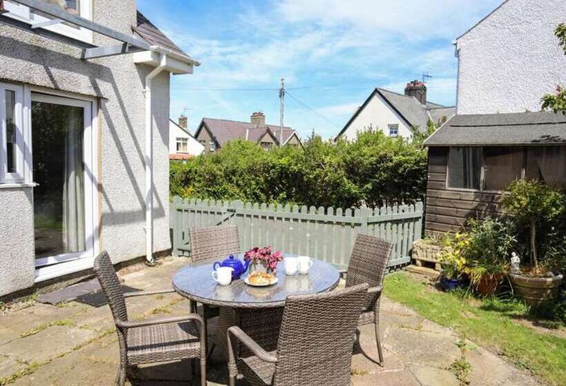 レジデンス Homely, 4 Bed House Close To Stunning Beach