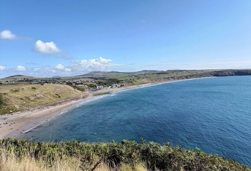 レジデンス Homely, 4 Bed House Close To Stunning Beach