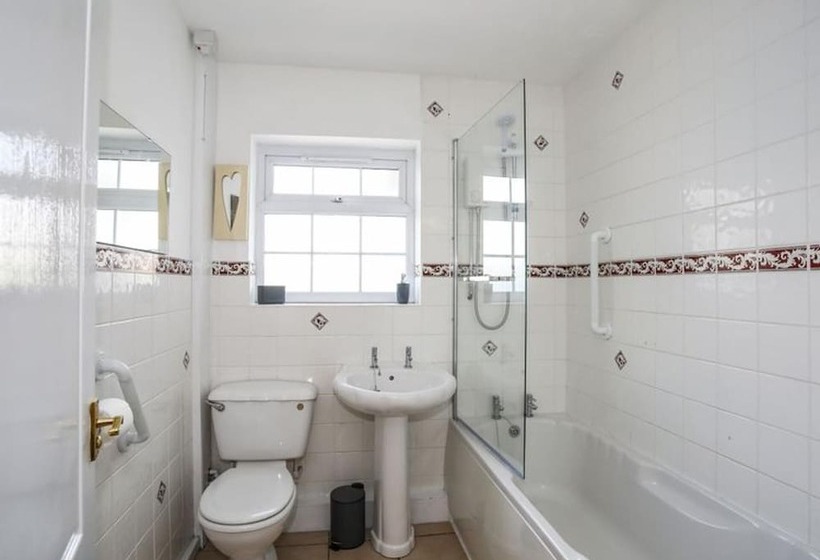 レジデンス Homely, 4 Bed House Close To Stunning Beach