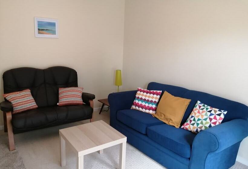 レジデンス Homely, 4 Bed House Close To Stunning Beach