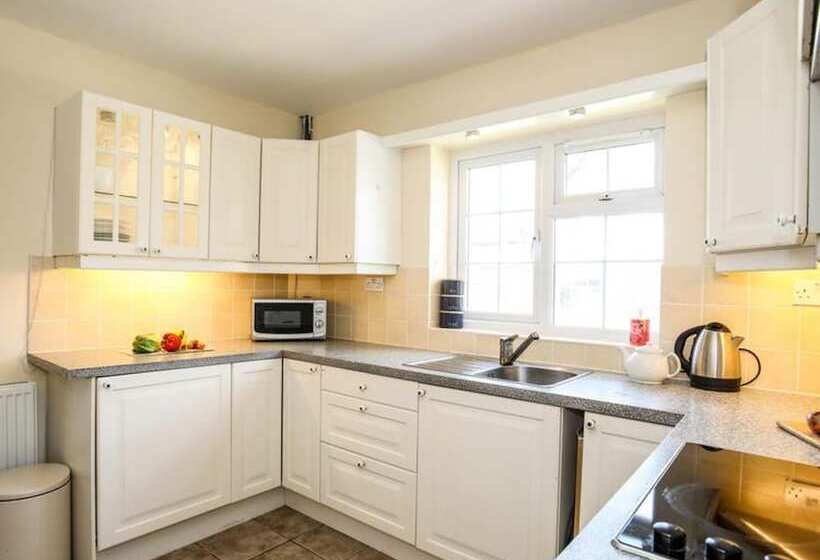 レジデンス Homely, 4 Bed House Close To Stunning Beach