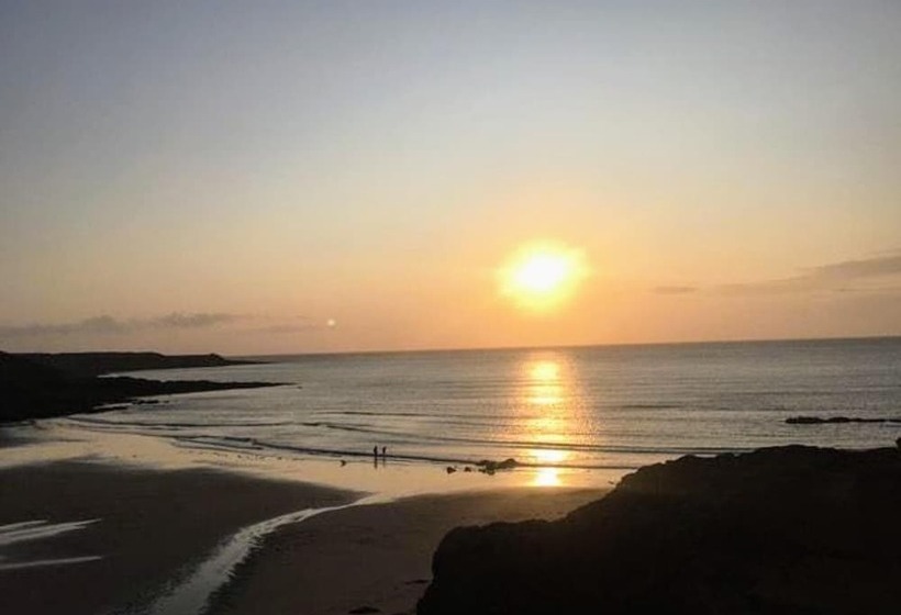 レジデンス Homely, 4 Bed House Close To Stunning Beach