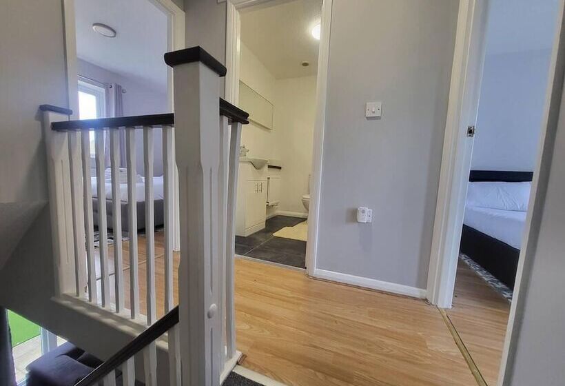 Резиденция Immaculate 2 Bed House In London