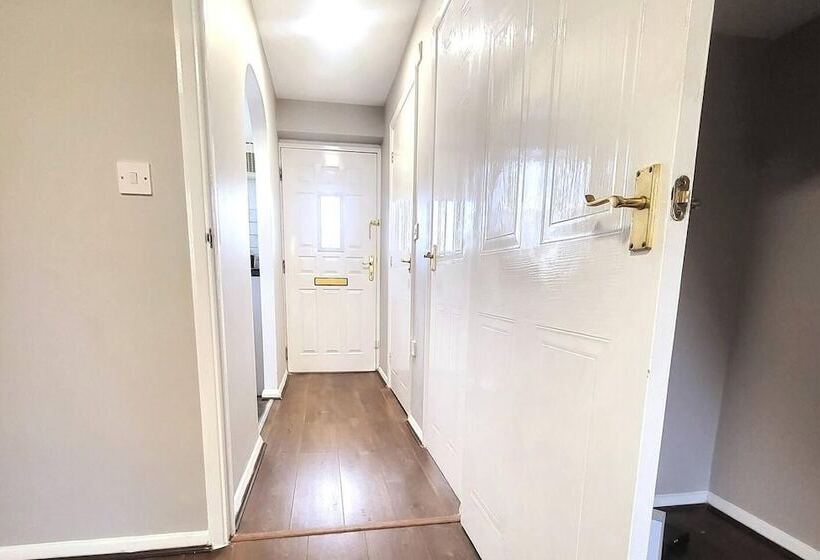 Резиденция Immaculate 2 Bed House In London