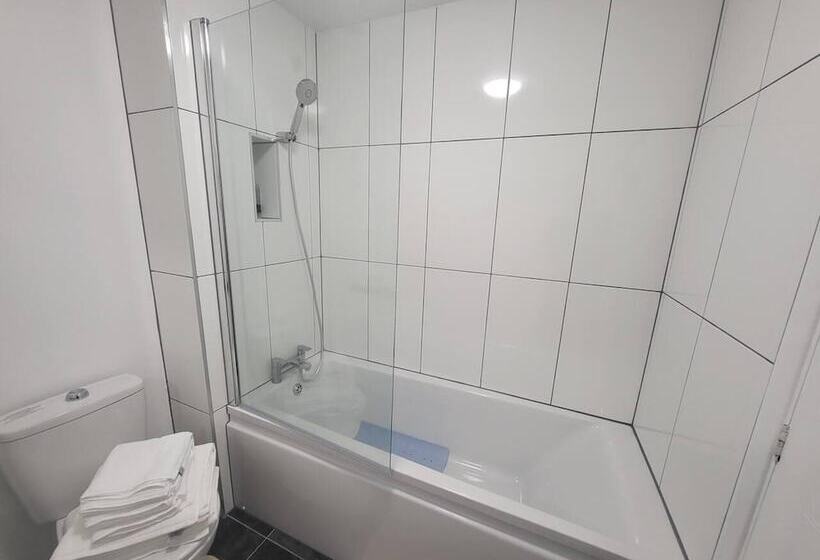 Резиденция Immaculate 2 Bed House In London