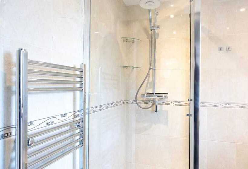 إقامة Immaculate 4 Bed House In Southampton