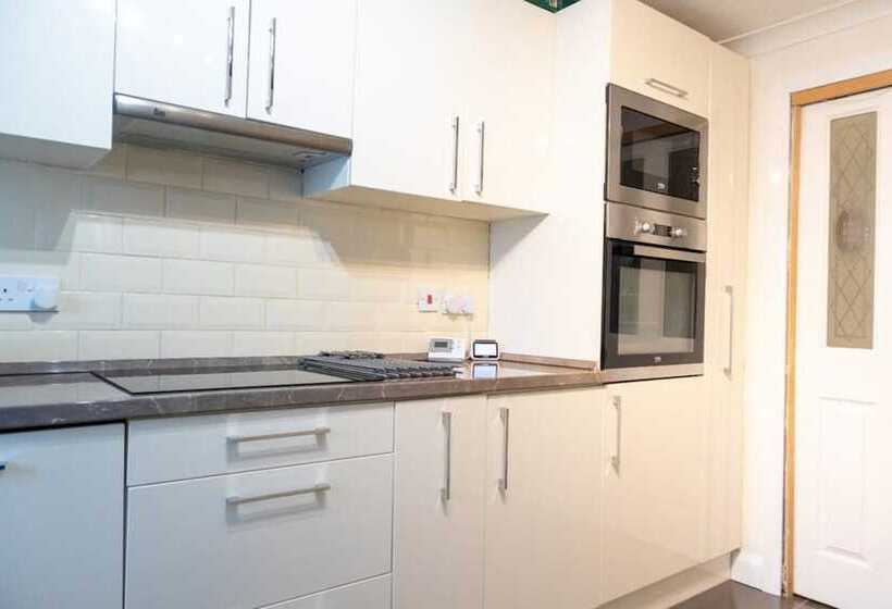 إقامة Immaculate 4 Bed House In Southampton
