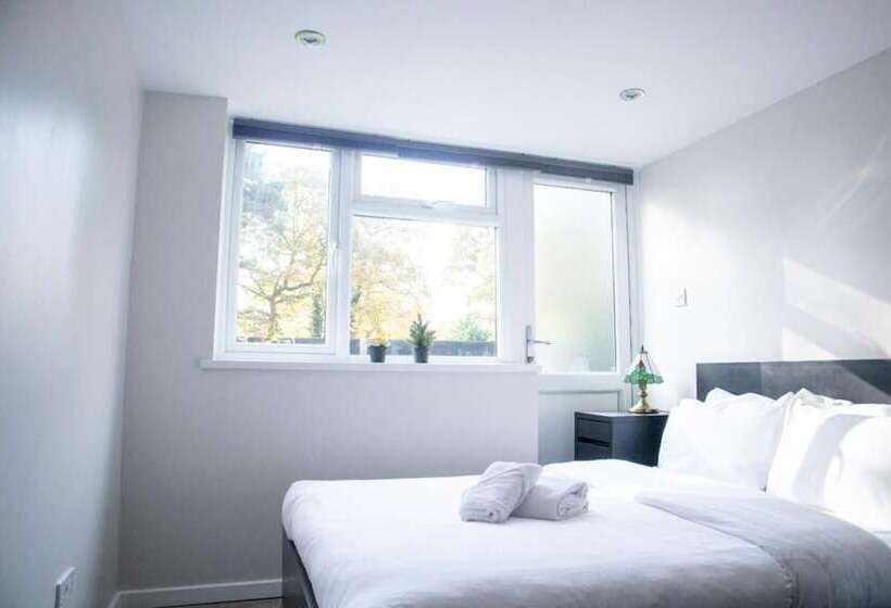 إقامة Immaculate 4 Bed House In Southampton