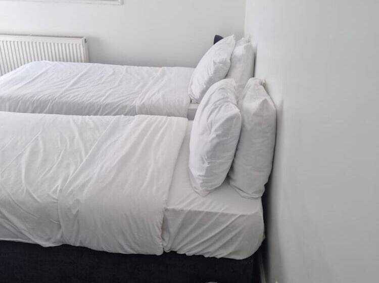 إقامة Immaculate 4 Bed House In Southampton