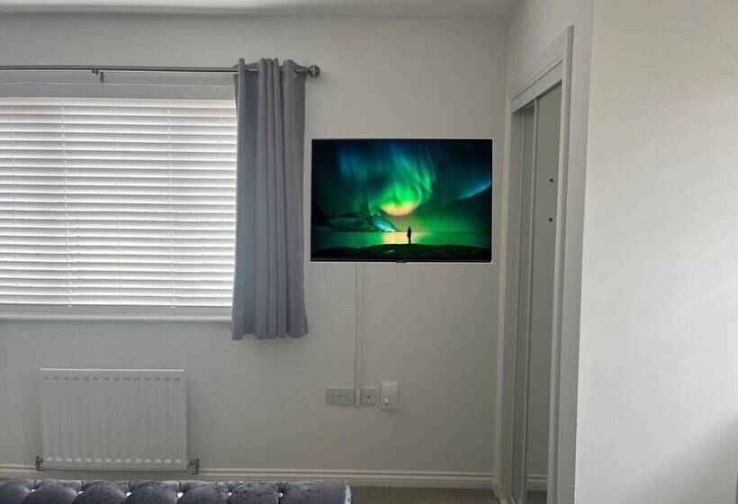 إقامة Remarkable 3 Bed House In Wirral