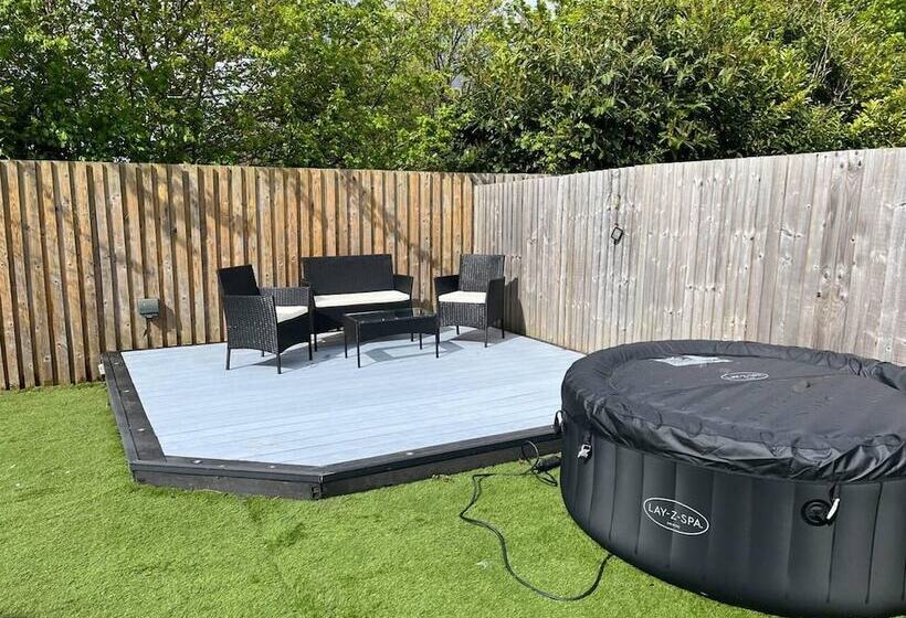 إقامة Remarkable 3 Bed House In Wirral