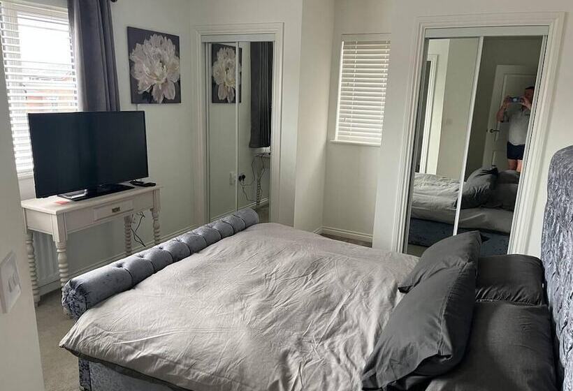 إقامة Remarkable 3 Bed House In Wirral